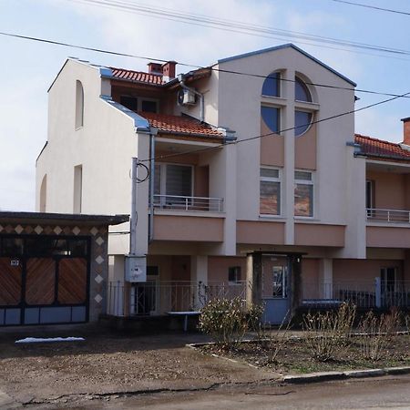 Dessi Apartment Pleven Bagian luar foto