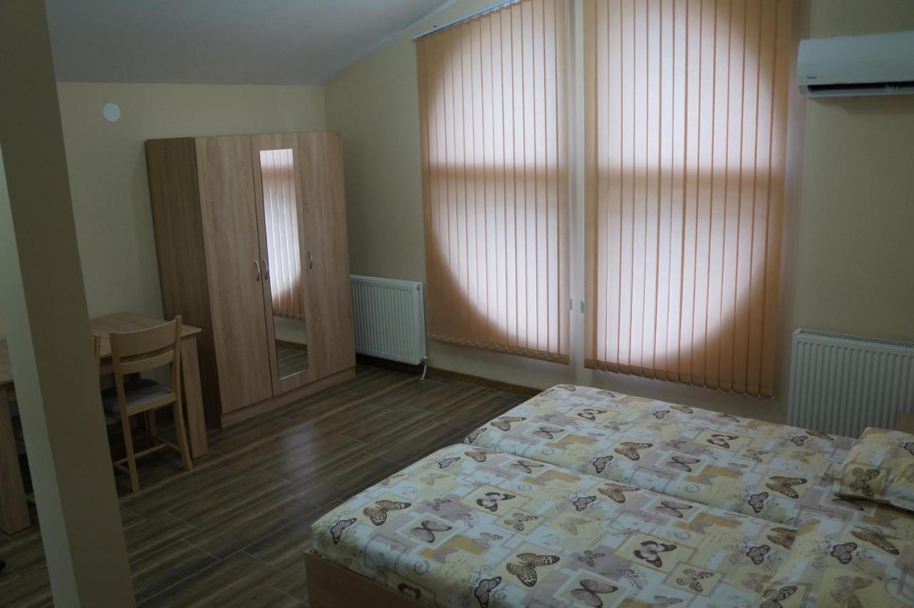 Dessi Apartment Pleven Bagian luar foto