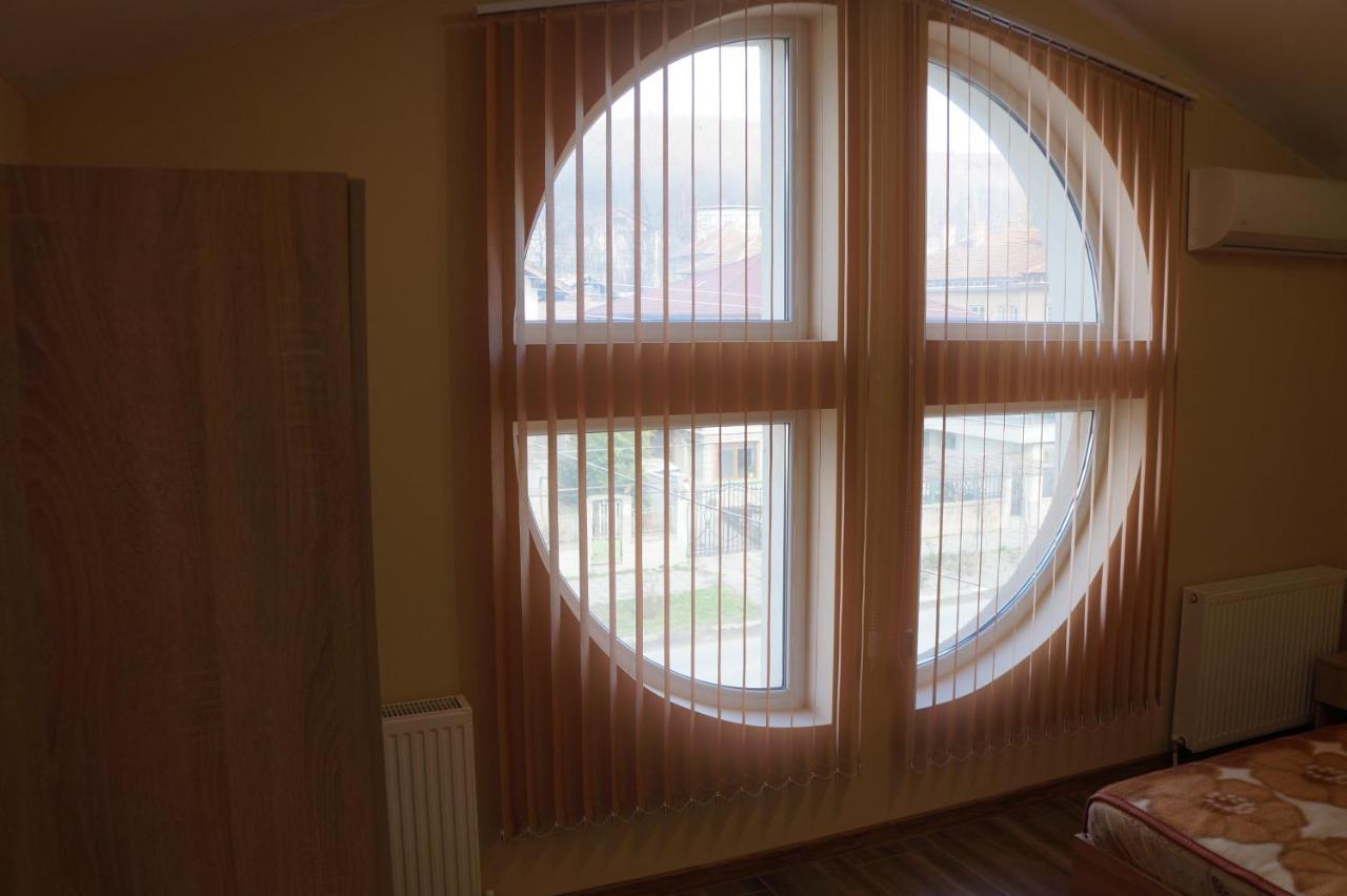 Dessi Apartment Pleven Bagian luar foto